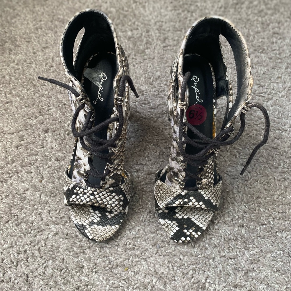 Beautiful  gray and Black snake  skin heels